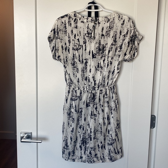 Alythea | small silk dress with pockets - Picture 3 of 9